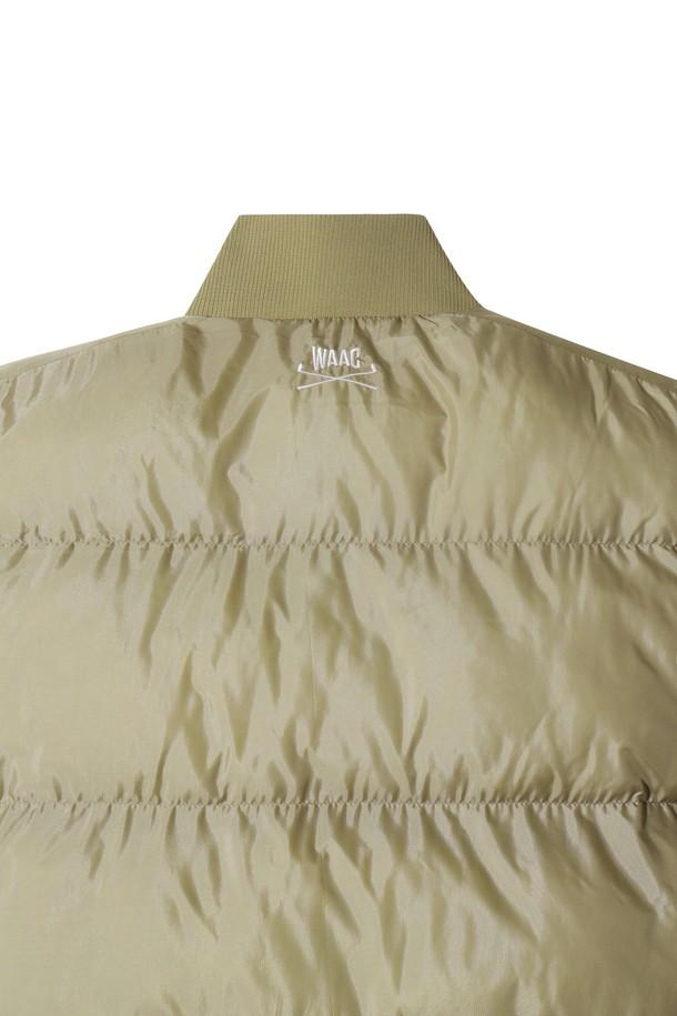 [JONES] 남성 스타디움 패딩 베스트는 가을과 겨울철, 스포티하고 미니멀한 스타일을 연출하기에 좋은 아이템입니다. 베이지 색상의 무지 디자인으로, 골프는 물론 일상에서도 캐주얼하게 착용할 수 있습니다. 두꺼운 두께감의 폴리에스테르 소재로 제작되어 보온성이 뛰어나며, 경량 소재를 사용하여 활동성을 높였습니다. 레귤러 핏에 스냅 여밈 방식, 스트라이프 시보리 디테일이 특징이며, 가벼운 룩을 위한 민소매 디자인으로 제작되었습니다. 가을 나들이룩, 겨울 데일리룩, 골프룩 등 다양한 TPO에 활용하여 세련된 스타일을 완성해보세요.
