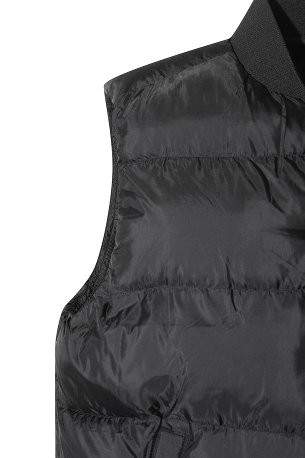 [JONES] 남성용 스타디움 패딩 베스트는 가을과 겨울 시즌, 골프 또는 일상에서 활용하기 좋은 아우터입니다. 블랙 색상의 레귤러핏으로, 스포티하고 미니멀한 스타일을 연출합니다. 폴리에스테르 소재에 두꺼운 두께감으로 보온성을 높였으며, 넥과 밑단에는 스트라이프 시보리 디테일이 들어갔습니다. 경량 패딩으로 활동성을 보장하며, 집업 스타일로 편안하게 착용할 수 있습니다. 민소매 디자인으로 다양한 이너와 레이어드하여 개성 있는 골프룩을 완성해보세요.
