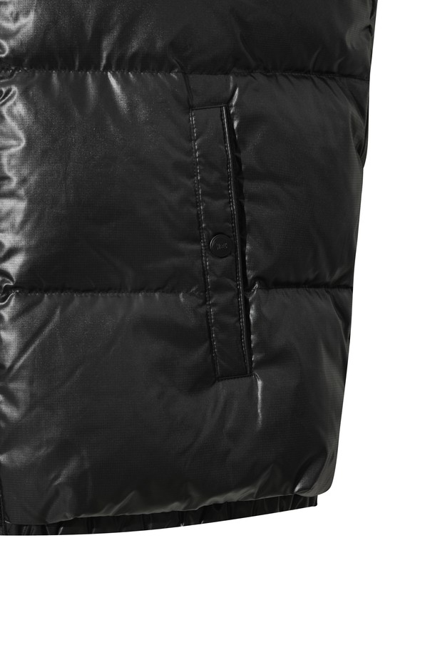 남성용 WAACKY(와키) 다운 베스트는 겨울철 보온성을 책임지는 필수 아이템입니다. 구스다운 90/10 충전재를 사용하여 뛰어난 보온력을 제공하며, 은은한 광택감으로 고급스러운 외관을 자랑합니다. 스포티하면서도 미니멀한 스타일로 골프를 비롯한 다양한 일상룩에 활용하기 좋습니다. 소매, 밑단, 에리 부분의 립 디테일과 집업 여밈 방식은 활동성을 높여줍니다. 지금 바로, 따뜻하고 스타일리시한 겨울을 위한 WAACKY(와키) 다운 베스트를 만나보세요.
