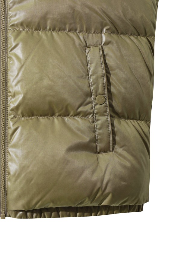 남성용 WAACKY (와키) 다운 베스트는 겨울철 보온성을 책임지는 필수 아이템입니다. 부드러운 구스다운 소재와 두꺼운 두께감으로 뛰어난 보온성을 제공하며, 스포티하고 캐주얼한 스타일을 연출합니다. 카키 및 올리브 컬러로 출시되어 다양한 골프룩 및 일상룩에 활용하기 좋습니다. 립 디테일과 은은한 광택감이 돋보이며, 집업 스타일과 레귤러핏으로 편안한 착용감을 선사합니다. 민소매 디자인으로 활동성을 높였으며, 가볍고 따뜻하여 겨울철 스타일링에 실용성을 더합니다.
