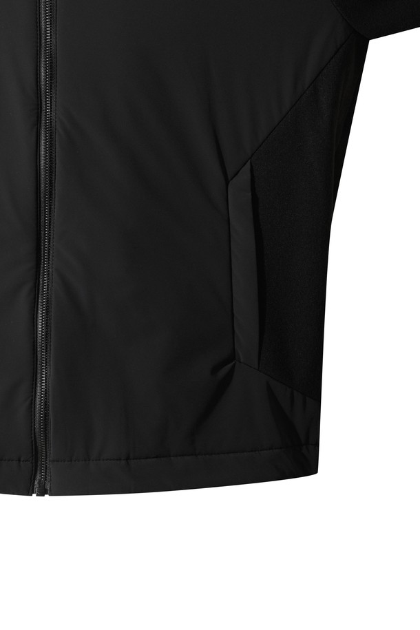 [PLAYER'S EDITION] 니트 하이브리드 후디 재킷은 남성 골프 및 일상용 아우터입니다. 블랙 컬러의 스포티한 무드를 연출하며, 가을, 초겨울, 동절기에 착용하기 좋습니다. 두꺼운 두께감의 니트와 나일론 혼방 소재로 제작되어 부드러운 촉감과 방풍, 보온 기능을 제공합니다. 후드 스토퍼 디테일, 소매 와펜링 포켓, 지퍼 디테일, 가슴 와키 오로라 와펜 등의 특징이 있으며, 레귤러핏과 집업 스타일로 편안하게 착용할 수 있습니다. 스포티하면서도 미니멀한 디자인으로 골프룩을 완성합니다.
