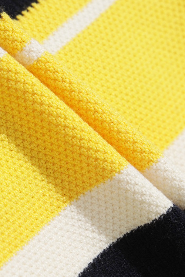 옐로우와 블랙 컬러 배색의 남성 스트라이프 니트 가디건입니다. 레이온, 울, 폴리에스터 혼방의 두꺼운 소재로 제작되어 부드러운 촉감을 선사하며, 간절기에 착용하기 좋습니다. 릴랙스핏 디자인과 오픈 스타일의 여밈 방식으로 편안함을 강조했으며, 포켓 디테일과 로고 자수, 와펜으로 스포티하면서도 캐주얼한 무드를 더했습니다. 골프룩 또는 일상에서도 활용하기 좋은 아이템으로, 긴 소매 기장을 갖추었습니다.
