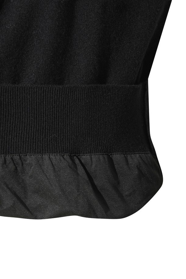 ## 남성 울 하프 집 스웨터

남성용 울 소재의 하프넥 집업 스웨터입니다. 겨울철 보온성을 높여주는 두꺼운 두께감과 방풍 안감으로 제작되어 추운 날씨에도 따뜻하게 착용할 수 있습니다. 스포티한 무드의 스트라이프 패턴에 자수 및 와펜 디테일로 포인트를 더했으며, 골프 및 일상복으로 활용하기 좋습니다. 부드러운 촉감의 메리노 울 100% 소재로 제작되어 편안한 착용감을 선사합니다. 스탠다드 핏으로 어떤 스타일에도 잘 어울립니다.
