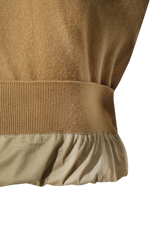 베이지 색상의 남성용 울 하프 집업 스웨터입니다. 겨울 시즌, 골프 및 일상생활에서 활용하기 좋은 스웨터로, 스포티하면서도 베이직한 스타일을 연출합니다. 메리노 울 100% 소재로 제작되어 부드러운 촉감과 뛰어난 보온성을 제공하며, 방풍 안감으로 바람을 효과적으로 막아줍니다. 스탠다드핏, 레귤러 기장의 긴소매 디자인에 하프넥, 스트라이프 패턴, 자수 및 와펜 장식이 더해져 클래식하면서도 미니멀한 무드를 선사합니다.
