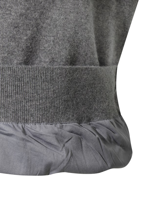 남성용 울 하프 집업 스웨터는 겨울철 골프룩과 일상룩에 모두 활용하기 좋은 아이템입니다. 부드러운 촉감의 메리노 울 100% 소재로 제작되어 뛰어난 보온성과 방풍 기능을 제공합니다. 스탠다드핏에 하프넥 디자인으로, 가슴과 소매 부분의 스트라이프 패턴이 스포티하면서도 베이직한 스타일을 연출합니다. 자수와 와펜 장식이 은은한 포인트를 더하며, 긴 소매 기장으로 따뜻함을 더했습니다.
