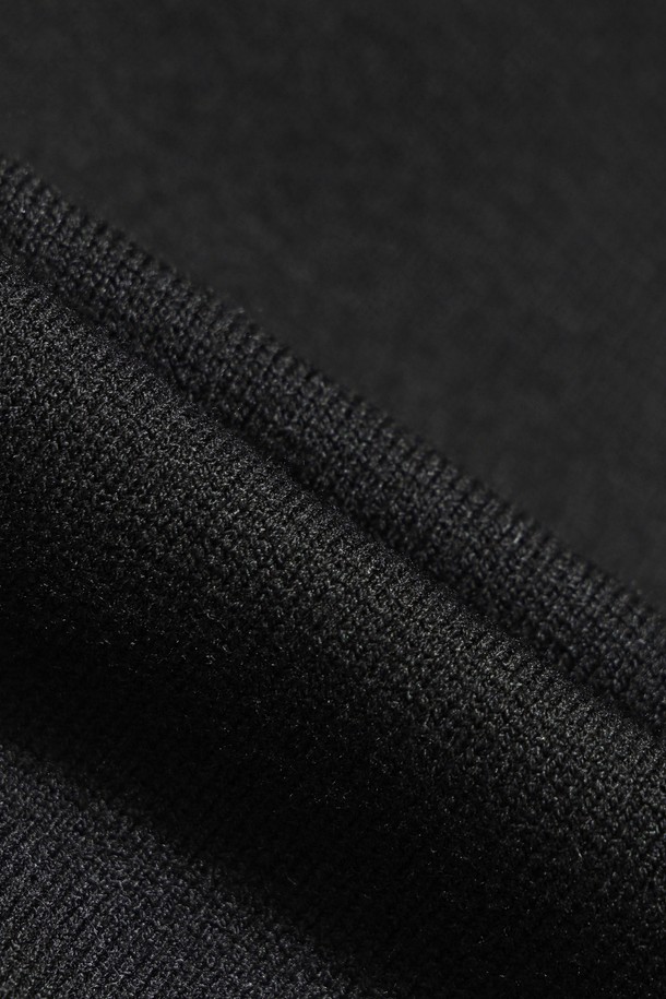 남성용 니트 하이브리드 가디건입니다. 겨울철 보온과 방풍 기능을 제공하며, 레이온과 폴리에스터 혼방 소재로 제작되어 부드러운 촉감을 자랑합니다. 릴랙스 핏에 지퍼형 여밈 방식과 긴 소매, 두꺼운 두께로 편안함과 따뜻함을 동시에 느낄 수 있습니다. 블랙 컬러의 무지 디자인으로, 스포티와 클래식 무드를 넘나들며 골프룩과 겨울 데일리룩에 모두 활용 가능합니다. 하이브리드 구조, 충전재, 메탈룩스 지퍼, 가슴 체인 로고 자수가 특징입니다.
