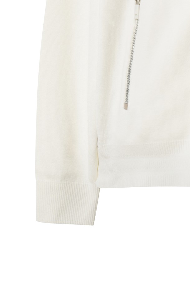 남성용 니트 하이브리드 가디건입니다. 겨울철 보온과 방풍 기능을 갖춘 두꺼운 두께감의 릴랙스핏 가디건으로, 부드러운 촉감이 특징입니다. 레이온과 폴리에스터 혼방 소재로 제작되었으며, 캐주얼 및 스포티 스타일을 연출하기 좋습니다. 등판 충전재와 메탈룩스 지퍼, 체인 로고 자수가 디자인의 포인트이며, 골프룩으로도 활용 가능합니다. 화이트 컬러의 무지 디자인에 긴 소매 지퍼형으로 편안하게 착용할 수 있습니다.
