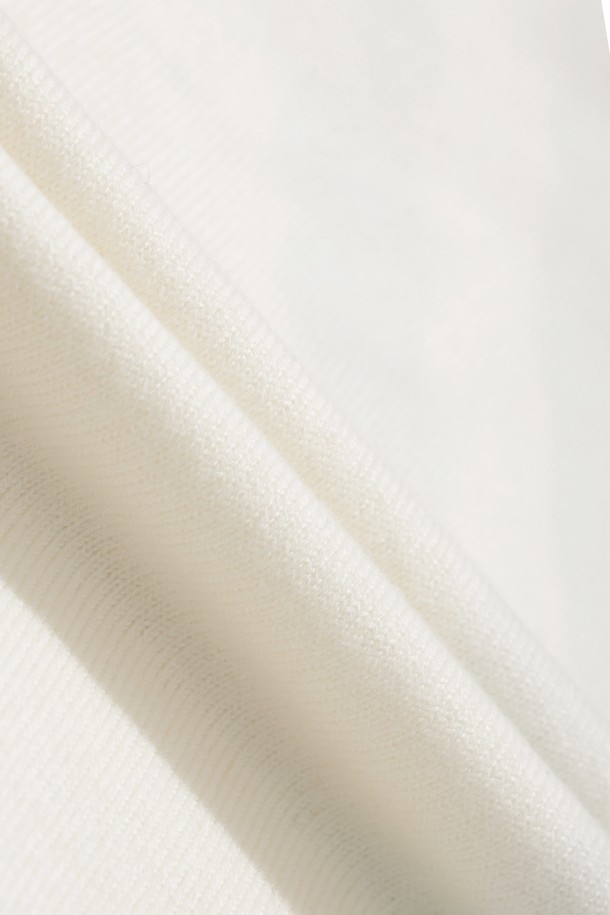 [코리아 TKR] 남성 브이넥 니트 베스트는 파리 올림픽 팀 코리아 유니폼 디자인을 모티브로 제작된 제품입니다. 메리노 울 100% 소재로 제작되어 부드러운 촉감을 제공하며, 릴렉스 핏으로 편안하게 착용 가능합니다. 스포티와 클래식 무드를 모두 연출할 수 있으며, 골프룩 또는 일상복으로 활용하기 좋습니다. 가슴 부분의 로고 와펜과 스트라이프 패턴이 특징이며, 다양한 레이어드 스타일링을 통해 개성 있는 룩을 완성할 수 있습니다.
