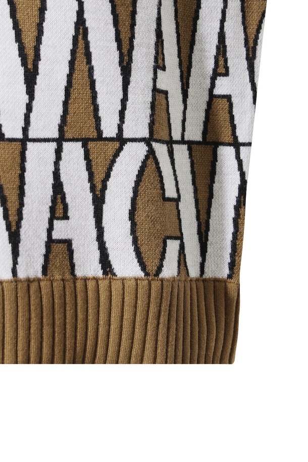 남성 로고 패턴 크루넥 스웨터는 부드러운 울 소재로 제작되어 가을과 겨울, 쌀쌀한 날씨에도 따뜻하게 착용할 수 있습니다. 브라운과 화이트 두 가지 색상으로 출시되었으며, 릴랙스 핏과 라운드넥 디자인으로 편안한 착용감을 선사합니다. 와키 자수 와펜 디테일이 돋보이며, 캐주얼, 클래식, 미니멀 스타일을 모두 아우르는 매력을 지녔습니다. 특히 골프룩을 즐겨 입는 남성분들에게 세련된 스타일을 더해줄 아이템입니다. 긴 소매 기장의 두꺼운 스웨터로, 포근함과 스타일을 동시에 만족시킵니다.
