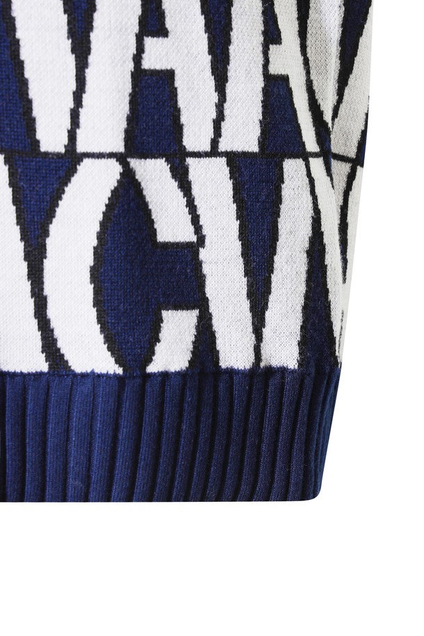 네이비와 화이트 컬러의 로고 패턴이 돋보이는 남성용 크루넥 스웨터입니다. 릴랙스 핏으로 편안한 착용감을 선사하며, 가을, 겨울 시즌에 어울리는 두꺼운 울 소재로 제작되었습니다. 라운드넥 디자인에 긴 소매 기장으로, 스포티하면서도 캐주얼한 스타일을 연출합니다. 골프룩은 물론 일상에서도 활용 가능한, 와펜 자수 디테일이 돋보이는 스웨터입니다.
