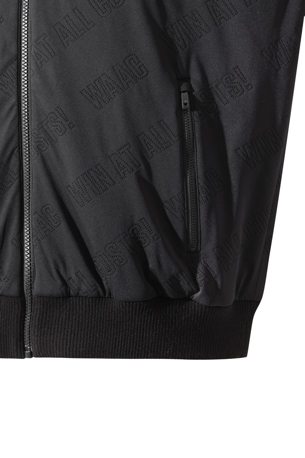 남성용 니트 하이브리드 패딩 재킷은 겨울철 골프 라운딩과 일상에서 모두 활용하기 좋은 스포티한 스타일의 아우터입니다. 블랙 컬러에 로고 패턴으로 포인트를 주어 세련된 느낌을 더했습니다. 니트, 폴리에스테르, 울 소재의 혼방으로 제작되어 부드러운 촉감과 뛰어난 보온성을 제공하며 방풍 기능까지 갖췄습니다. 레귤러핏으로 편안하게 착용 가능하며, 두꺼운 두께감과 긴 소매 기장으로 겨울 추위에도 끄떡없는 보온성을 자랑합니다. 집업 스타일의 패딩 재킷으로, 하이브리드 디자인과 안감 적용으로 활동성과 스타일을 동시에 잡았습니다.

