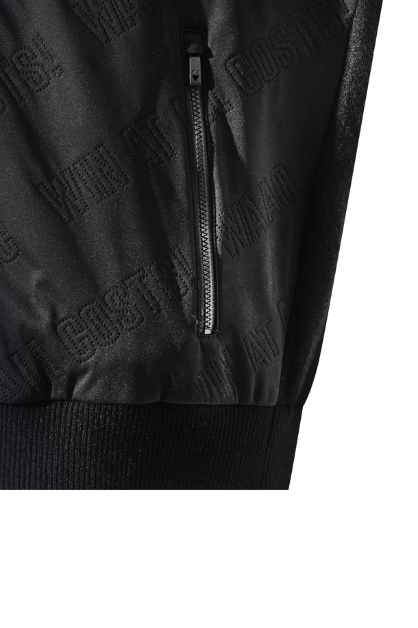 남성용 Men Knit Hybrid Padding Vest (멘 니트 하이브리드 패딩 베스트)는 겨울철 골프 및 일상생활에서 스타일리시하게 착용할 수 있는 패딩 베스트입니다. 울과 폴리에스테르 혼방 소재로 제작되어 부드러운 촉감과 뛰어난 보온 및 방풍 기능을 제공합니다. 하이브리드 구조, 고주파 본딩 처리, 와펜 자수 디테일이 돋보이며, 레귤러핏과 집업 스타일로 편안한 착용감을 선사합니다. 스포티, 캐주얼, 미니멀 무드를 동시에 연출할 수 있으며, 블랙 컬러의 민소매 디자인으로 다양한 스타일링에 활용하기 좋습니다.
