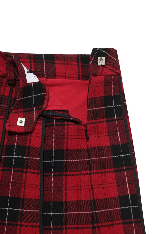 세련된 여성 골프룩을 위한 체크 패턴 플리츠 스커트입니다. 클래식한 스타일의 디자인으로, 겨울 시즌에 따뜻하게 착용할 수 있습니다. 레드와 블랙 두 가지 색상으로 제공되며, 활동적인 움직임을 돕는 기능성을 갖췄습니다. 속바지가 내장되어 편안함을 더하고, 사이드 콘솔 지퍼와 스냅 디테일로 포인트를 주었습니다. 미니스커트 타입의 플리츠 디자인으로, 필드 위에서 여성스러운 매력을 뽐내보세요.
