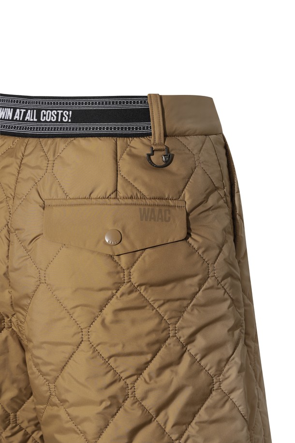 캐주얼과 스포티한 스타일을 모두 갖춘 여성 웨지 패딩 하프 팬츠입니다. 봄, 여름 시즌 골프룩 연출에 적합하며, 부드러운 촉감의 폴리에스테르 소재로 제작되어 편안한 착용감을 선사합니다. 퀼팅 처리된 베이지 컬러의 루즈핏 벌룬 하프 기장 바지로, 웨지 디자인과 밴딩 허리, 패딩 안감으로 활동성을 높였습니다. 두꺼운 두께감으로 안정적인 핏을 제공합니다.
