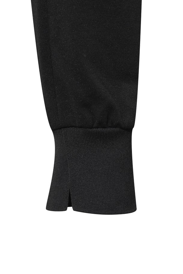 **Women 저지 윈터 조거 팬츠**는 겨울철 추위에도 따뜻하고 스타일리시하게 착용할 수 있는 여성용 조거 팬츠입니다. 부드러운 저지 소재와 기모 안감으로 제작되어 뛰어난 보온성과 편안한 착용감을 제공합니다. 캐주얼, 스포티, 미니멀 스타일을 모두 소화하며, 골프룩이나 캠핑룩 등 다양한 TPO에 활용 가능합니다. 양옆, 힙, 카고 포켓 디자인으로 실용성을 더했으며, 레귤러핏 조거 팬츠로 활동성을 높였습니다. 무지 디자인에 블랙 컬러로 어떤 상의와도 매치하기 용이합니다.
