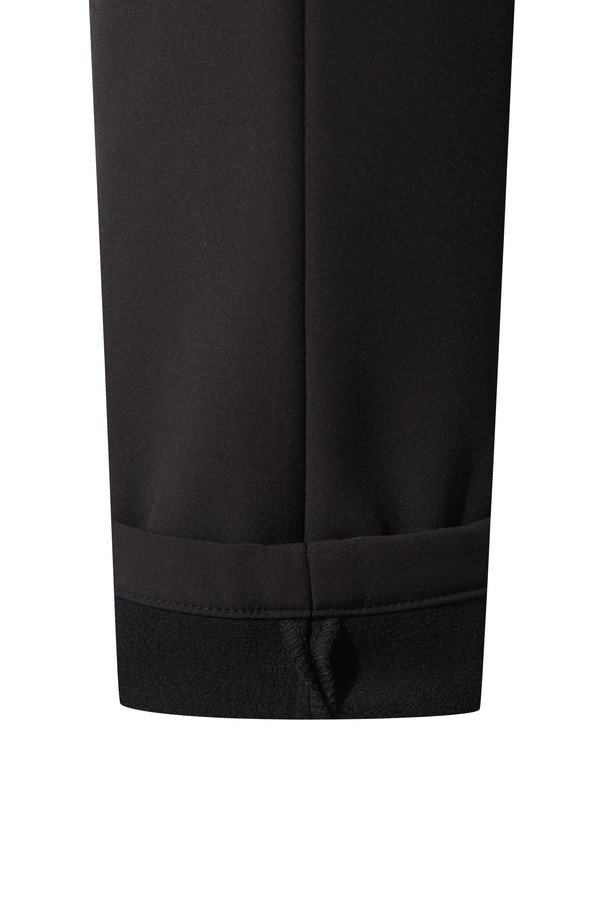 여성 슬림핏 베이직 팬츠는 겨울철 골프 및 일상생활에서 활용하기 좋은 긴 기장의 슬림핏 팬츠입니다. 부드러운 기모 안감으로 따뜻하고 편안한 착용감을 선사하며, 뒷면 밴딩 처리로 활동성을 높였습니다. 무지 디자인에 블랙 컬러로 어떤 상의와도 매치하기 용이하며, 양옆 포켓과 힙 포켓으로 실용성을 더했습니다. 스포티하면서도 미니멀한 스타일로, 필드 위에서의 스윙 시에도 편안함을 제공합니다.
