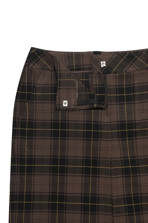 체크 패턴 여성 와이드 팬츠입니다. 브라운과 블랙 두 가지 색상으로 제공되며, 루즈핏의 긴 기장으로 편안하게 착용할 수 있습니다. 캐주얼, 스포티, 미니멀 스타일을 모두 소화할 수 있으며, 골프룩으로도 활용 가능합니다. 넉넉한 와이드 핏과 포켓 디테일이 특징입니다. 사계절 내내 활용 가능한 실용적인 아이템입니다.
