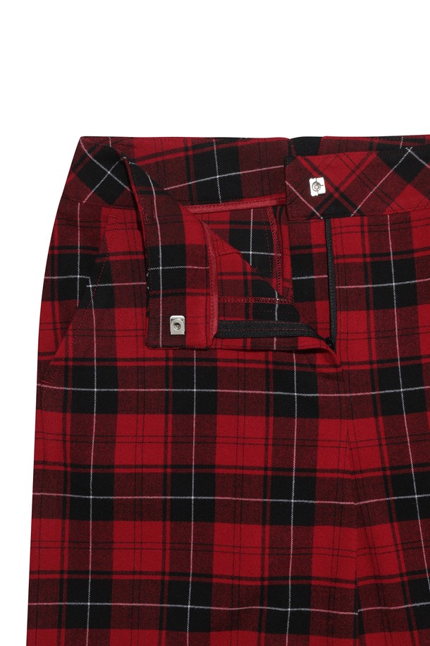 레드와 블랙 컬러의 체크 패턴이 돋보이는 여성용 와이드 팬츠입니다. 사계절 내내 활용 가능한 긴 기장으로, 캐주얼하거나 스포티한 스타일을 연출하기 좋습니다. 넉넉한 루즈핏으로 편안한 착용감을 선사하며, 골프룩으로도 손색없는 디자인입니다. 실용성을 더하는 포켓 디테일이 특징입니다.
