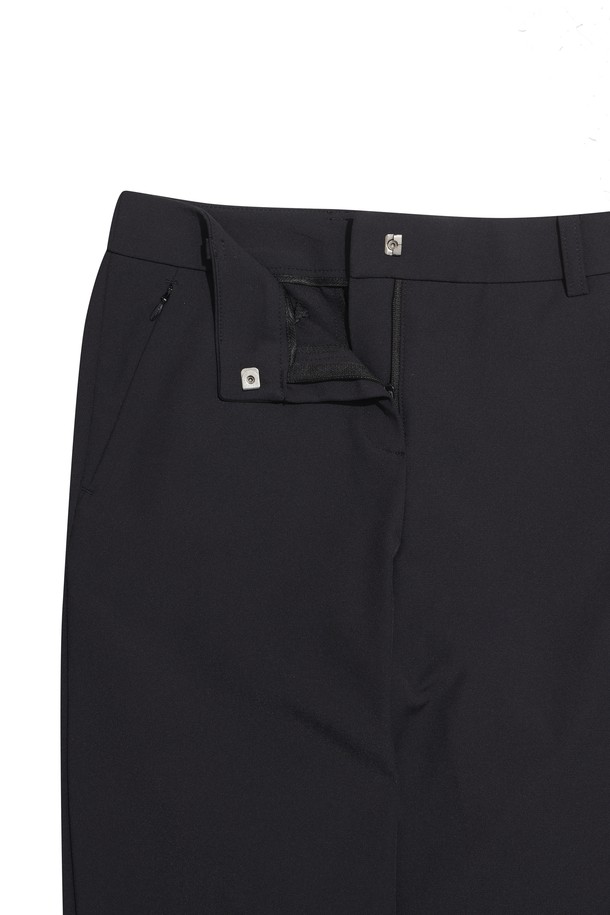 [코리아 TKR] Women Essential Pants는 골프룩에 적합한 여성 골프 팬츠입니다. 스포티하고 미니멀한 스타일의 블랙 색상 긴바지로, 사계절 착용 가능합니다. 기능성 폴리에스테르 소재로 제작되어 땀을 빠르게 흡수하고, 스윙 시 움직임이 자유로운 퍼포먼스 팬츠입니다. 레귤러핏으로 편안하게 착용할 수 있으며, 무지 디자인으로 어떤 상의에도 잘 어울립니다.
