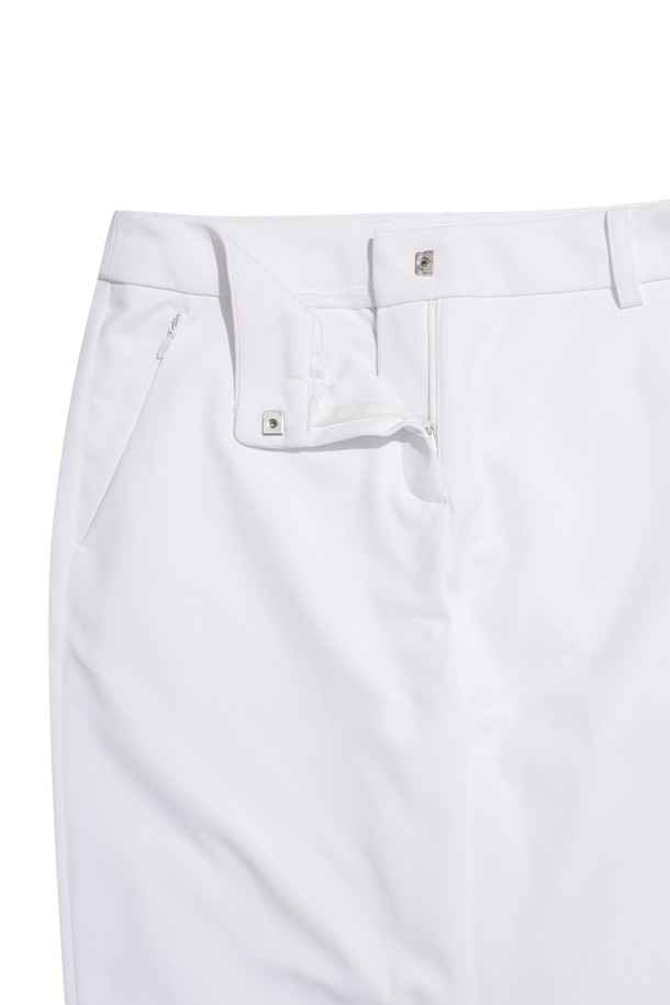 [코리아 TKR] Women Essential Pants는 여성 골프룩을 위한 스포티한 스타일의 에센셜 팬츠입니다. 사계절 착용 가능하며, 슬림핏 디자인의 긴 바지입니다. 흰색 무지 디자인으로, 움직임이 자유로운 편안한 착용감을 제공하는 기능성 팬츠입니다. 신축성이 뛰어나 활동적인 골프 라운딩에 적합하며, 미니멀한 스타일을 연출합니다.
