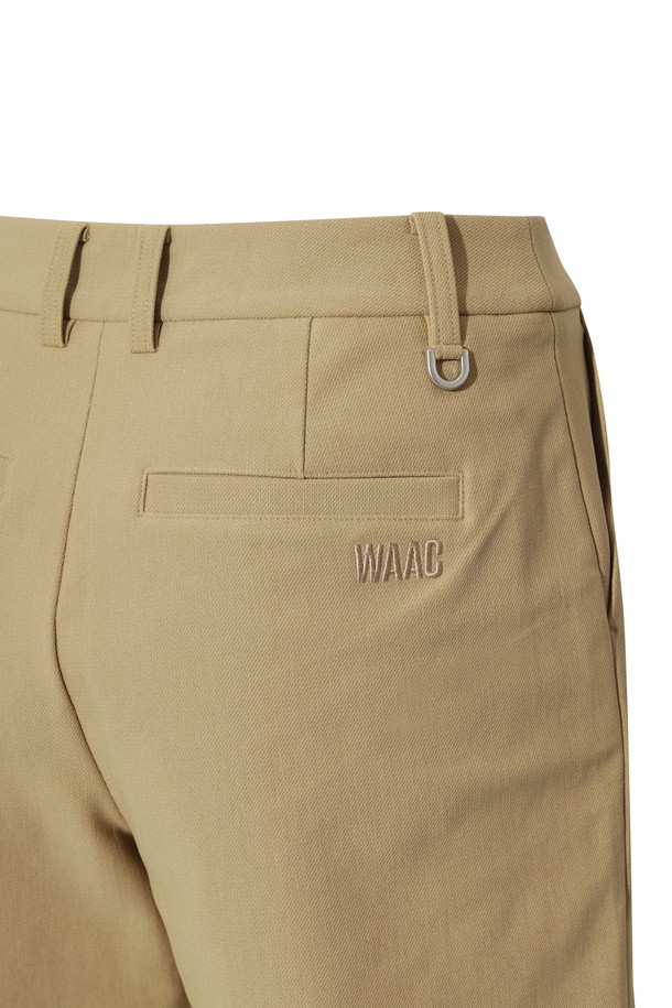 [JONES] 여성 버뮤다 쇼츠는 뛰어난 보온성을 제공하는 프리미엄 제품입니다. 부드러운 촉감의 나일론과 기모 소재를 사용하여 봄, 여름 시즌에 편안하게 착용할 수 있습니다. 심플하면서도 세련된 디자인으로 골프룩과 일상룩 모두에 활용 가능하며, 레귤러핏으로 제작되어 편안한 착용감을 선사합니다. 무지 디자인에 로고 디테일이 더해져 클래식하고 미니멀한 스타일을 연출합니다. 두꺼운 두께감의 기모 안감으로 제작되어, 간절기에도 따뜻하게 착용할 수 있습니다.
