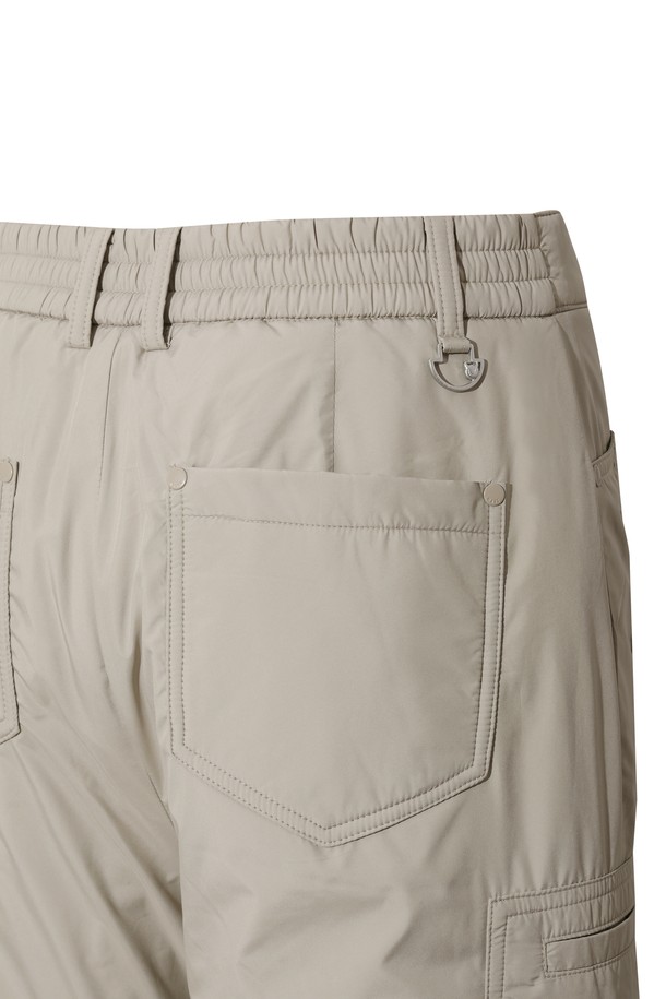 푹신한 패딩으로 따뜻함을 더한 여성용 "패디드 와이드 팬츠"입니다. 겨울철 골프 라운딩이나 일상에서 스포티하면서도 캐주얼한 스타일을 연출할 수 있습니다. 넉넉한 와이드 핏과 스트레이트 실루엣으로 편안한 착용감을 선사하며, 부드러운 나일론 소재를 사용하여 활동성을 높였습니다. 허리 뒷밴딩과 허리 후크 잠금으로 안정적인 핏을 제공하며, 사이드 및 백 포켓, 로고 자수, 루프 장식이 디테일을 더합니다.
