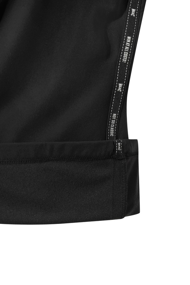 겨울철 퍼포먼스를 위한 여성 하이넥 탑입니다. 부드러운 감촉의 스트레치 저지 소재로 제작되어 편안한 착용감을 선사하며, 보온성과 신축성을 갖춰 활동성을 높였습니다. 블랙 컬러에 무지 디자인으로 어떤 스타일에도 쉽게 매치할 수 있으며, 허리 라인에 로고 테이프 디테일로 포인트를 더했습니다. 레귤러 핏에 긴 소매 기장으로, 골프룩 또는 겨울 데일리룩에 스포티하고 미니멀한 무드를 연출하기 좋습니다. 두꺼운 두께감과 기모 안감으로 따뜻하게 착용할 수 있습니다.
