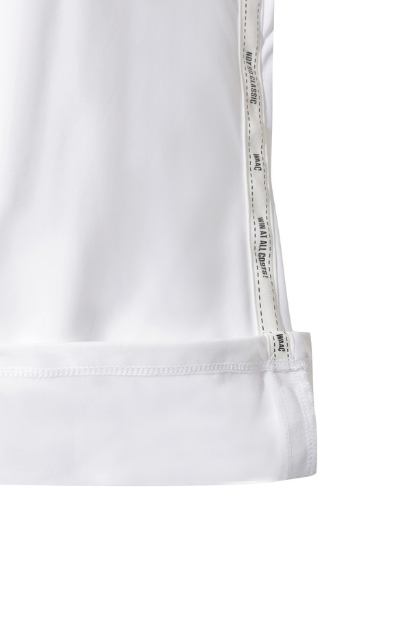 여성 겨울 퍼포먼스 하이넥 탑입니다. 골프 및 일상에서 모두 활용 가능한 스포티한 스타일의 하이넥 티셔츠로, 겨울철 보온성을 높여주는 두꺼운 두께감과 기모 안감이 특징입니다. 신축성이 뛰어난 스트레치 저지 소재로 제작되어 활동성이 좋으며, 허리 라인에 로고 테이프 디테일이 더해져 디자인 포인트를 더했습니다. 레귤러핏으로 편안하게 착용할 수 있으며, 베이직한 디자인의 화이트 컬러로 다양한 겨울 코디에 활용하기 좋습니다. 긴 소매 디자인으로 보온성을 높였으며, 부드러운 촉감으로 편안한 착용감을 제공합니다.
