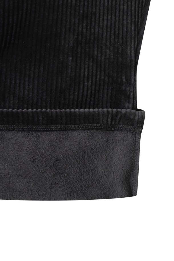 **우먼 골지 밍키 플리스 풀오버**는 겨울철 골프 및 일상에서 따뜻함과 스타일을 모두 갖춘 여성용 풀오버입니다. 부드러운 밍키 플리스 소재와 기모 안감으로 뛰어난 보온성을 제공하며, 넉넉한 핏과 긴 소매 디자인으로 편안한 착용감을 선사합니다. 클래식한 무드의 니트 카라와 블랙 컬러, 골지 패턴이 세련된 느낌을 더하며, 컬러 배색 티핑 디테일로 포인트를 주었습니다. 집업 스타일로 체온 조절이 용이하며, 다양한 옷과 레이어링하여 스타일리시하게 연출할 수 있습니다.
