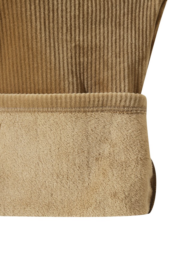 따뜻하고 포근한 착용감의 여성 골지 밍키 플리스 풀오버입니다. 부드러운 밍크 플리스 소재에 기모 안감을 더해 뛰어난 보온성을 제공하며, 겨울철 골프룩 또는 일상복으로 활용하기 좋습니다. 넉넉한 핏과 긴 소매, 니트 카라 디자인으로 클래식한 무드를 연출하며, 컬러 배색 티핑 디테일이 포인트입니다. 집업 스타일로 체온 조절이 용이하고, 신축성 있는 소재로 활동성을 높였습니다. 레이어링하여 다양한 스타일을 연출할 수 있습니다.
