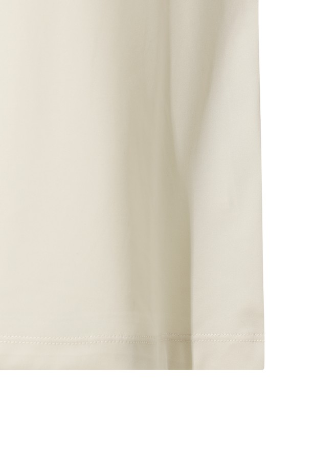 여성 방풍 미드 레이어 하이넥 탑은 골프 및 일상용으로 적합한 겨울철 의류입니다. 베이지 색상의 무지 디자인으로 미니멀하고 스포티한 스타일을 연출하며, 레귤러핏과 하이넥 디자인이 특징입니다. 일본 수입 기능성 소재와 특수 방풍 필름 코팅, 경량 설계로 뛰어난 방풍, 방수, 보온, 신축성 기능을 제공합니다. 부드러운 촉감의 긴소매 레귤러 기장 상의로, 추운 날씨에도 쾌적하게 활동할 수 있습니다. 클래식한 무드까지 더해져 다양한 스타일을 소화할 수 있습니다.
