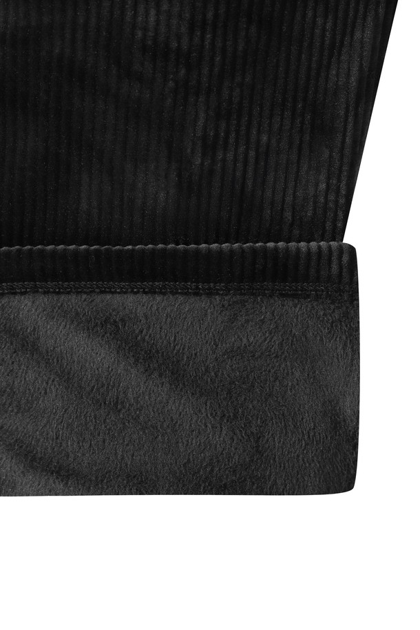 여성 골지 밍키 플리스 하이넥 탑입니다. 부드러운 촉감의 밍키 플리스 소재와 기모 안감으로 보온성을 높였습니다. 스포티한 스타일의 레귤러핏 긴소매 하이넥 티셔츠로, 겨울철 골프 및 일상용으로 활용하기 좋습니다. 와키 아플리케 와펜 포인트로 디자인 포인트를 더했으며, 신축성 있는 소재로 활동성을 높였습니다. 
