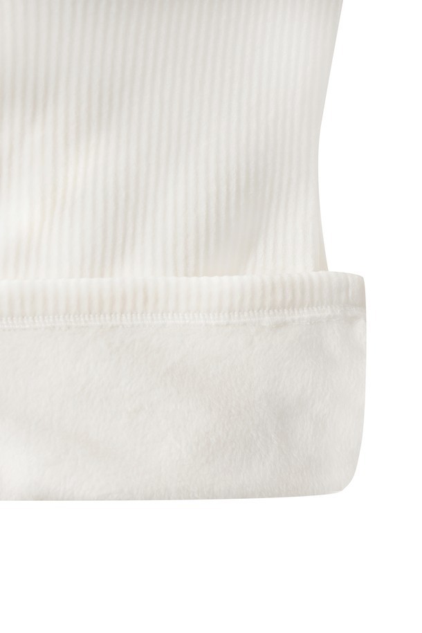 여성 골지 밍키 플리스 하이넥 탑입니다. 부드러운 밍크 플리스 소재에 기모 안감을 더해 포근한 착용감을 선사하며, 겨울철 보온성을 높여줍니다. 스포티한 무드의 레귤러핏 디자인으로 골프룩 또는 일상복으로 활용하기 좋습니다. 와키 아플리케 와펜 포인트가 특징이며, 하이넥 디자인으로 목을 따뜻하게 감싸줍니다. 신축성이 있어 활동성을 높여주며, 화이트 컬러로 다양한 하의와 매치하기 용이합니다.
