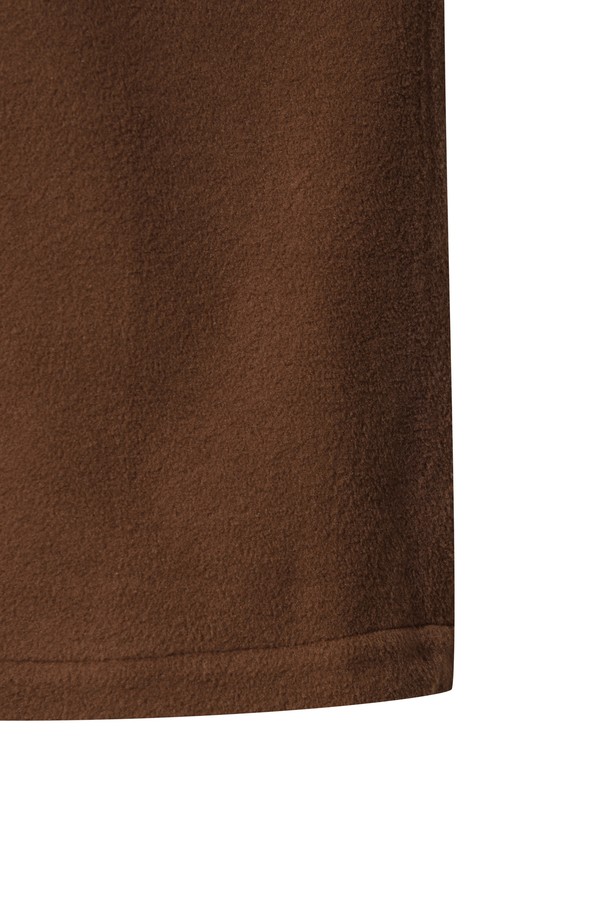 겨울철 라운딩과 일상에서 스타일리시하게 연출할 수 있는 여성 플리스 하이넥 풀오버입니다. 부드러운 촉감의 플리스 소재로 제작되어 보온성과 방풍 기능을 제공합니다. 오버핏 디자인에 크롭 기장으로 트렌디함을 더했으며, 넥 뒤와 밑단 스트링 조절을 통해 핏을 조절할 수 있습니다. 브라운 컬러에 등 부분 슬로건 아트워크와 폼폼 비니 와키 와펜 디테일로 포인트를 주어 스포티하면서도 캐주얼한 무드를 연출합니다. 긴 소매 기장의 하이넥 디자인으로 보온성을 높여 겨울철 골프룩에 적합하며, 일상복으로도 활용하기 좋습니다.
