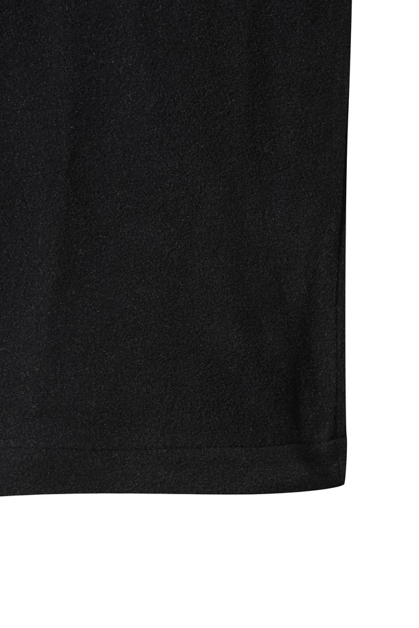 여성용 폴라 플리스 하이넥 풀오버는 골프 및 일상 활동에 적합한 스포티하고 캐주얼한 스타일의 상의입니다. 부드러운 플리스 소재로 제작되어 겨울철에도 따뜻하게 착용할 수 있으며, 방풍 안감으로 찬 바람을 효과적으로 막아줍니다. 오버핏 크롭 기장으로 활동성을 높였으며, 하이넥 디자인과 긴 소매가 보온성을 더합니다. 와펜, 스트링, 아트워크 등의 디자인 장식과 스트링 조절 기능으로 개성 있는 스타일을 연출할 수 있습니다. 블랙 컬러에 로고 패턴이 돋보이는 풀오버로, 편안함과 스타일을 동시에 만족시키는 아이템입니다.
