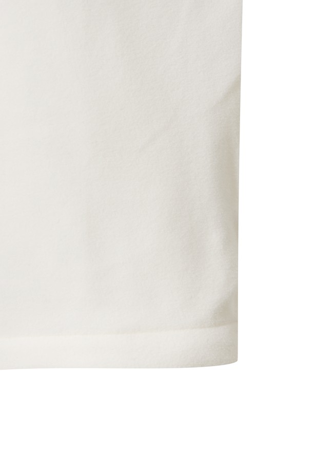 여성용 폴라 플리스 하이넥 풀오버입니다. 부드러운 촉감의 플리스 소재로 제작되어 겨울철 보온성을 높여줍니다. 오버핏 디자인에 하이넥으로 목까지 따뜻하게 감싸주며, 방풍 안감과 보온 기능을 갖춰 기능성까지 더했습니다. 등 부분 슬로건 아트워크와 폼폼 비니 와펜, 스트링 디테일로 스포티하면서도 캐주얼한 스타일을 연출할 수 있습니다. 골프룩은 물론 일상에서도 편안하게 착용하기 좋은 화이트 컬러의 긴 소매 풀오버입니다.
