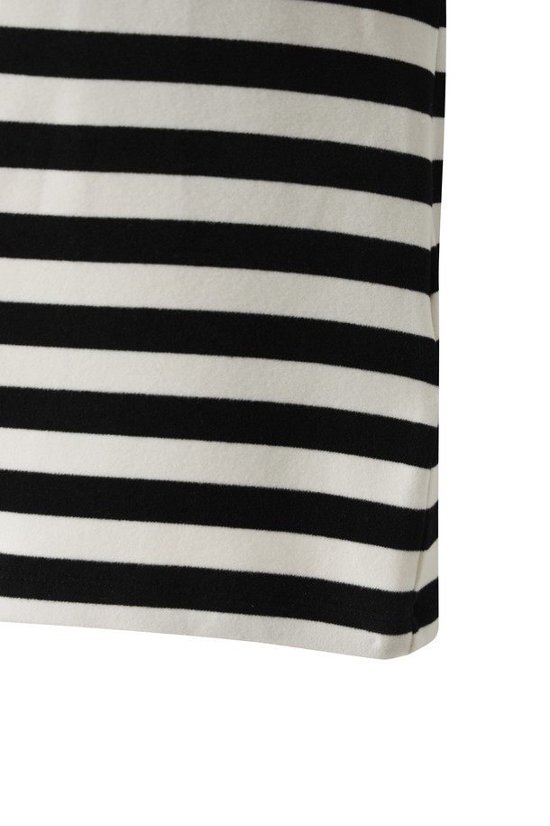 여성 스트라이프 피치 하이넥 탑은 겨울철 골프룩과 일상룩에 모두 활용 가능한 베이직 스타일의 긴소매 티셔츠입니다. 부드러운 기모 소재와 두꺼운 두께감으로 보온성을 높였으며, 하이넥 디자인이 목을 따뜻하게 감싸줍니다. 레귤러핏으로 제작되어 바디 라인을 자연스럽게 연출하며, 스트라이프 패턴이 세련된 느낌을 더합니다. 다양한 겨울 베스트나 아우터와 레이어링하여 스타일리시하게 연출할 수 있으며, 스윙 시 유연한 움직임을 위해 기능성 소재를 사용하여 활동성을 높였습니다. 
