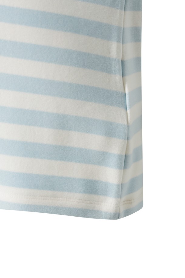 여성용 스트라이프 피치 하이넥 탑은 겨울철 골프 및 일상복으로 활용하기 좋은 베이직 스타일의 긴소매 티셔츠입니다. 부드러운 기모 소재와 두꺼운 두께로 제작되어 보온성이 뛰어나며, 하이넥 디자인이 목을 따뜻하게 감싸줍니다. 레귤러핏으로 제작되어 편안한 착용감을 선사하며, 바디 라인을 자연스럽게 살려주는 디자인으로 다양한 겨울 베스트나 아우터와 레이어링이 가능합니다. 스트라이프 패턴과 피치 컬러가 조화롭게 어우러져 클래식, 미니멀, 캐주얼 등 어떤 스타일에도 잘 어울리며, 스윙 시 유연한 움직임을 위한 기능성 소재로 골프룩을 완성합니다.
