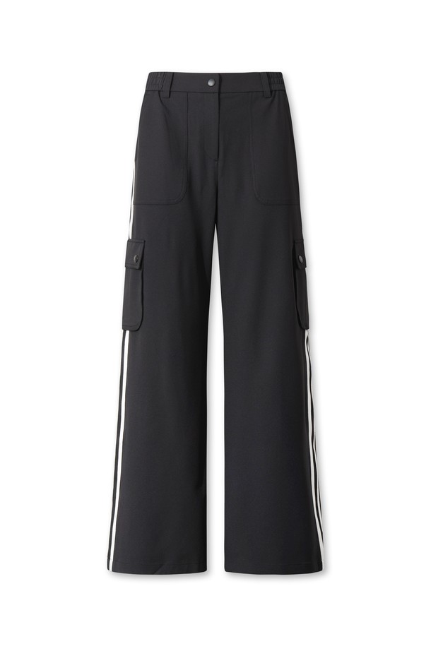 여성 트레이닝 재킷은 일상과 트레이닝 시 모두 활용 가능한 활용도 높은 아이템입니다. 부드러운 저지 소재로 제작되어 편안한 촉감을 제공하며, 봄, 가을 간절기에 적합합니다. 크롭 기장에 레귤러핏으로 스포티하면서도 캐주얼한 스타일을 연출하며, 집업 여밈 방식과 긴 소매 디자인으로 활동성을 더했습니다. 소매 스트라이프 배색과 와키 패치가 포인트로 들어가 미니멀하면서도 세련된 디자인을 완성했습니다. 피트니스룩과 러닝룩에 매치하여 스타일리시한 스포츠룩을 연출해보세요.
