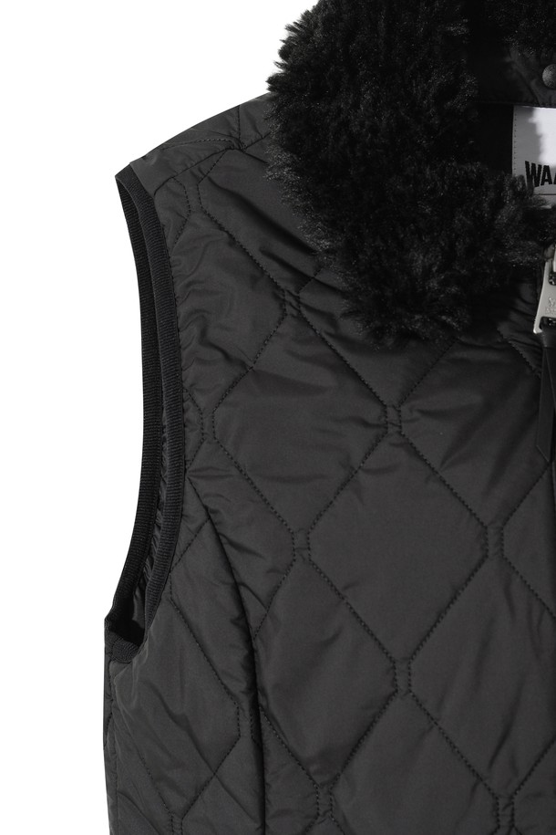 세련된 여성 웬지 패디드 원피스 베스트입니다. 겨울철 라운딩과 일상에서 우아하고 스포티한 스타일을 연출할 수 있습니다. 부드러운 나일론 소재와 두꺼운 두께감, 하이넥 디자인이 보온성을 높여줍니다. 허리 스트링으로 실루엣을 조절하여 A라인 핏을 완성할 수 있으며, 민소매 집업 스타일로 간편하게 착용 가능합니다. 블랙 컬러의 무지 디자인으로 어떤 옷에도 쉽게 매치하여 미니멀한 골프룩을 연출해보세요.
