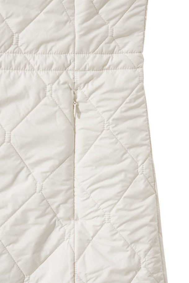 세련된 여성 골프 스타일을 완성해 줄 윈드(Women) 웨지 패딩 원피스 베스트입니다. 부드러운 폴리에스테르 소재로 제작되어 편안한 착용감을 선사하며, 겨울철 라운딩에서도 따뜻함을 유지해 줍니다. A라인 실루엣과 라운드넥 디자인으로 우아하면서도 스포티한 무드를 연출합니다. 허리 스트링 디테일로 실루엣 조절이 가능하며, 민소매 디자인과 집업 여밈으로 활동성을 높였습니다. 무지 디자인의 화이트 컬러로 어떤 골프룩에도 미니멀하게 매치하기 좋습니다.
