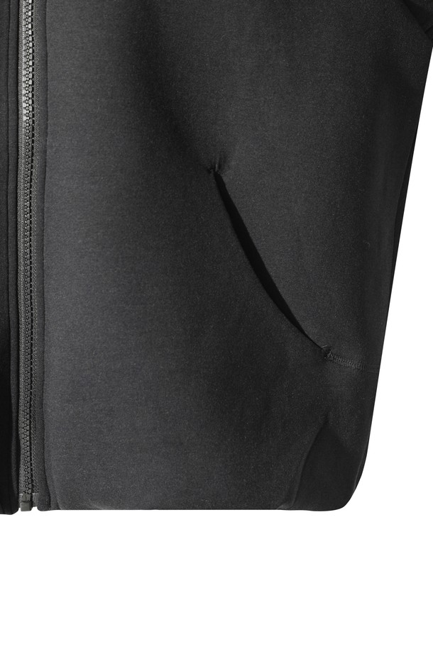 블랙 컬러의 여성 저지 재킷입니다. 가볍고 부드러운 저지 소재로 제작되어 편안한 착용감을 제공하며, 봄, 가을 시즌에 적합합니다. 스포티하면서도 베이직한 스타일로 골프룩뿐만 아니라 일상에서도 활용하기 좋습니다. 크롭 기장의 후드 디자인에 집업 여밈 방식으로 간편하게 착용할 수 있으며, 레귤러핏으로 깔끔한 실루엣을 연출합니다. 심플한 디자인으로 다양한 스타일과 매치하기 용이합니다.
