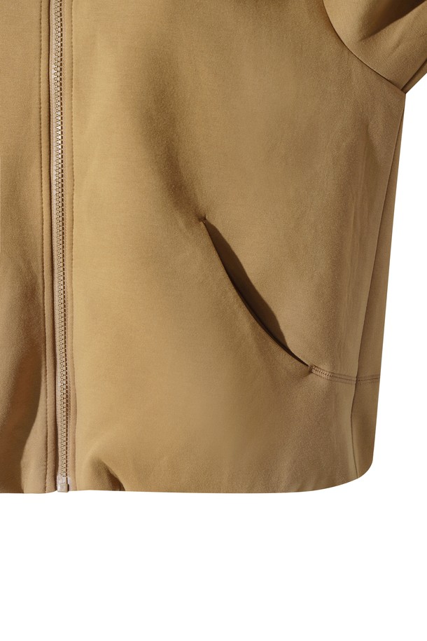 베이지 컬러의 여성 저지 재킷입니다. 가볍고 부드러운 저지 소재로 제작되어 봄, 가을 간절기에 편안하게 착용하기 좋습니다. 후드와 포켓 디테일이 더해져 캐주얼한 무드를 연출하며, 레귤러 핏과 집업 스타일로 활동성을 높였습니다. 골프룩, 산책룩 등 다양한 TPO에 활용 가능하며, 스포티, 캐주얼, 미니멀 스타일을 즐겨 입는 여성에게 추천합니다.
