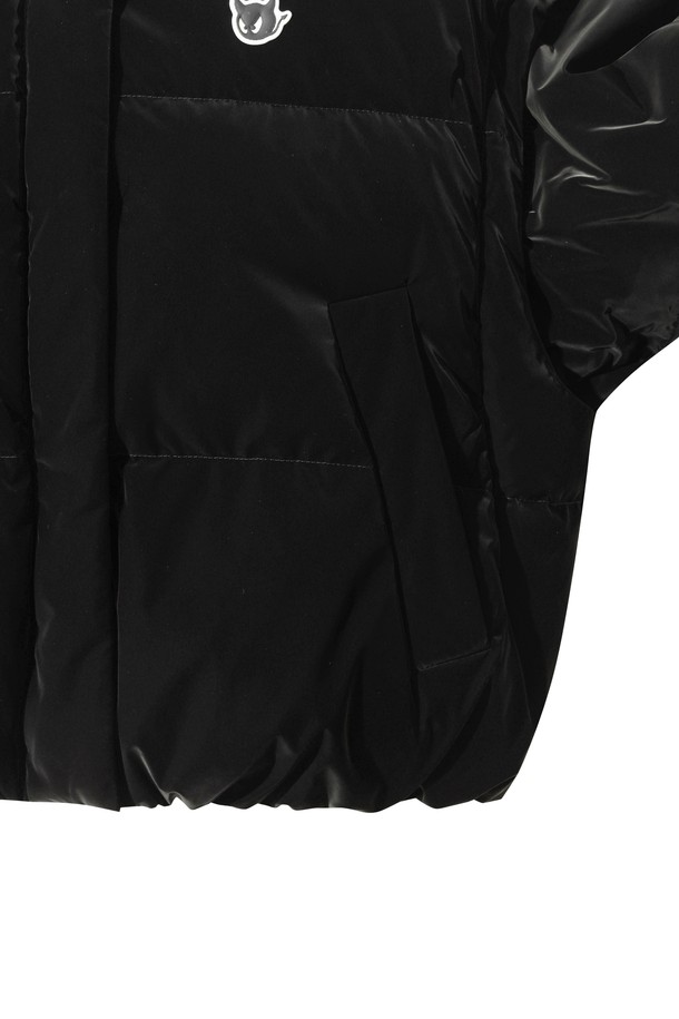 [Exclusive] 탈부착 슬리브 다운 점퍼는 여성 골퍼들을 위한 겨울철 필수 아이템입니다. 블랙 컬러의 무지 디자인에 탈부착 가능한 소매로 2WAY 스타일링이 가능하여, 스포티하고 미니멀한 골프룩을 연출할 수 있습니다. 경량 구스다운 충전재로 뛰어난 보온성을 제공하며, 밑단 밴딩과 스트링 디테일로 활동성을 더했습니다. 매트한 광택감과 부드러운 촉감으로 고급스러운 착용감을 선사합니다. 지퍼와 스냅 여밈 방식에 레귤러핏으로 편안하게 착용할 수 있습니다.
