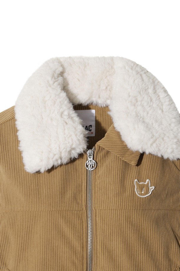 우먼 로이 베스트는 겨울철 따뜻함과 스타일을 모두 갖춘 여성용 베스트입니다. 베이지와 브라운 두 가지 색상으로 출시되었으며, 캐주얼 및 스포티 무드를 연출할 수 있습니다. 부드러운 코듀로이 소재에 두꺼운 두께감과 보온성을 위한 퍼 안감, 탈부착 가능한 퍼 칼라 및 충전재를 더해 뛰어난 착용감을 제공합니다. 집업 스타일의 레귤러핏으로 제작되었으며, 골프룩은 물론 일상에서도 활용하기 좋습니다. 민소매 디자인으로 활동성을 높였습니다.
