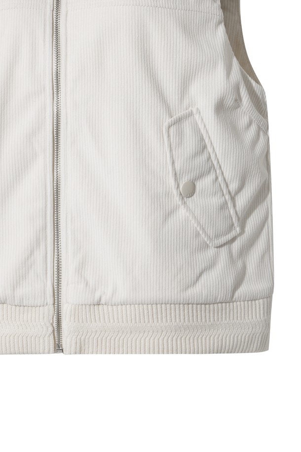 Women Roy (우먼 로이) 베스트는 겨울철 골프 및 일상에서 활용하기 좋은 여성용 베스트입니다. 부드러운 코듀로이 소재에 두꺼운 두께감으로 보온성을 높였으며, 캐주얼 스타일의 무지 디자인으로 다양한 룩에 매치하기 좋습니다. 탈부착 가능한 퍼 칼라와 아트워크 디테일이 특징이며, 레귤러핏과 집업 여밈 방식으로 편안한 착용감을 제공합니다. 민소매 디자인의 패딩 안감으로 따뜻함과 스타일을 동시에 잡았습니다.
