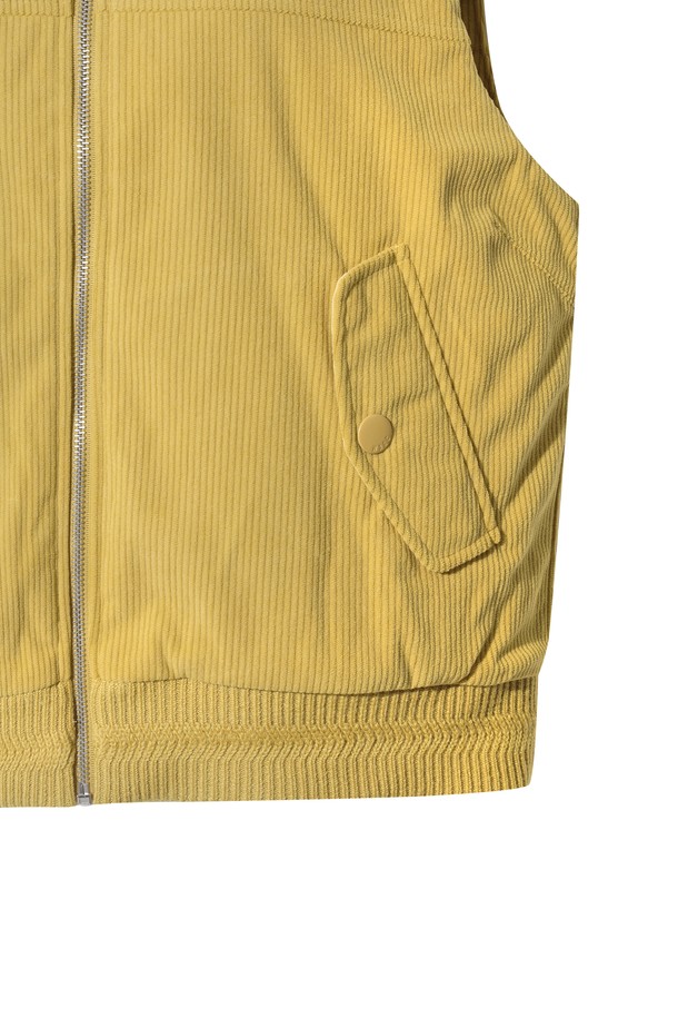 Women Roy (우먼 로이) 베스트는 골프, 일상에서 활용하기 좋은 여성용 베스트입니다. 옐로우 컬러의 무지 디자인으로 캐주얼한 스타일을 연출하며, 겨울철 보온성을 높여주는 두꺼운 두께감과 부드러운 코듀로이 소재, 퍼 안감이 특징입니다. 탈부착 가능한 퍼 칼라와 충전재, 아트워크 디테일이 돋보이며, 집업 스타일과 레귤러핏으로 편안하게 착용할 수 있습니다. 민소매 디자인으로 활동성을 높였으며, 골프룩 또는 겨울 데일리룩에 클래식, 미니멀한 무드를 더해줍니다.
