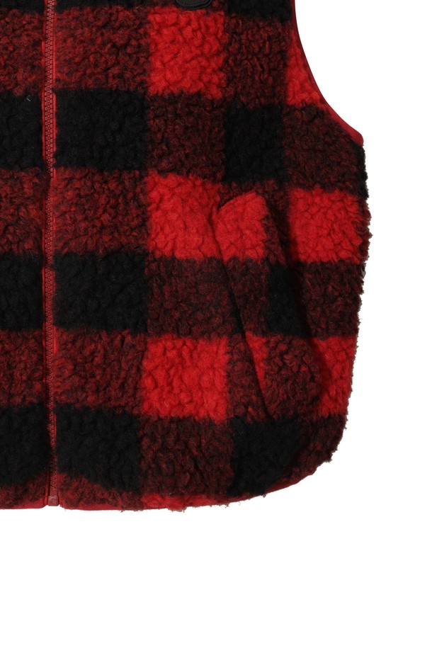 여성 체크 베스트는 가을, 겨울 시즌에 따뜻하게 착용할 수 있는 두꺼운 두께감의 플리스 소재 베스트입니다. 레드와 블랙 두 가지 색상으로 제공되며, 캐주얼, 스포티, 클래식 스타일을 모두 소화 가능합니다. 체크 패턴과 탈착 가능한 배색 카라 디테일이 특징이며, 골프룩뿐만 아니라 일상에서도 활용도가 높습니다. 레귤러핏으로 편안하게 착용 가능하며, 부드러운 촉감과 집업 여밈 방식으로 편리함을 더했습니다. 민소매 디자인으로 활동성을 높인 보온 기능의 베스트입니다.
