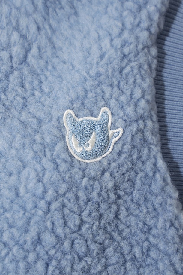 여성 플리스 베스트는 부드러운 부클 소재와 두꺼운 두께감으로 가을, 겨울철 따뜻함을 선사합니다. 집업 스타일의 레귤러핏으로 활동성을 높였으며, 스포티하거나 캐주얼한 골프룩 연출에 적합합니다. 민소매 디자인과 블루 컬러가 세련된 포인트를 더하며, 리브 마감 처리와 충전재로 보온성을 극대화했습니다. 무지 스타일로 어떤 스타일에도 쉽게 매치할 수 있어 활용도가 높습니다. 편안한 착용감과 뛰어난 보온성으로 일상에서도 즐겨 입을 수 있습니다.
