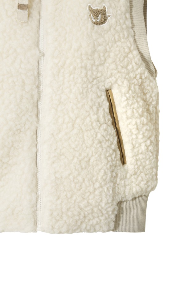 아이보리 컬러의 여성 플리스 조끼입니다. 가을, 겨울 시즌에 골프, 일상에서 스포티하고 캐주얼한 스타일을 연출하기 좋습니다. 부드러운 촉감의 플리스와 부클 소재를 사용하여 보온성을 높였으며, 두꺼운 두께감으로 따뜻함을 더했습니다. 민소매 디자인으로 활동성을 높였으며, 리브 마감과 충전재를 포함하여 편안한 착용감을 제공합니다. 레귤러핏으로 제작되었으며, 집업 방식으로 간편하게 착용 가능합니다.
